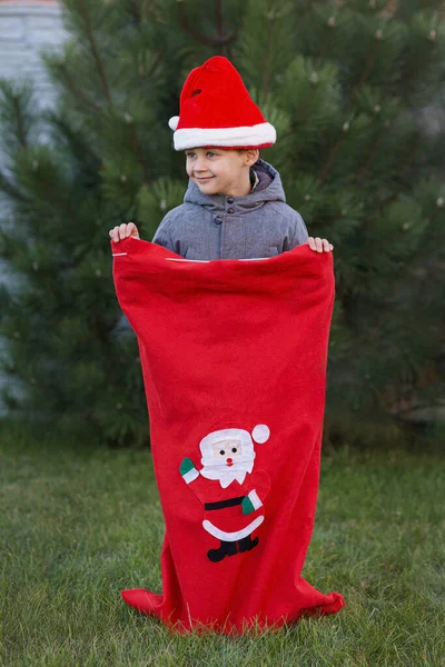 Garçon dans le sac Santa — Photo