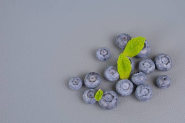 Böğürtlenler gri arka planda serilmişti. Yüksek kalite fotoğraf
