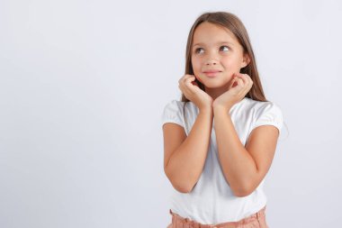 Boşluğa bakan genç bir kız. Yüksek kalite fotoğraf