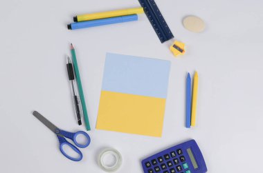 Okul malzemeleri renkli bir çarşafın ortasında. Yüksek kalite fotoğraf