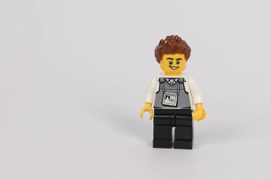 Beyaz arka planda lego küçük adam. Yüksek kalite fotoğraf
