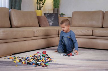 Çocuk yerde bir inşaatçıyla oynuyor. Yüksek kalite fotoğraf