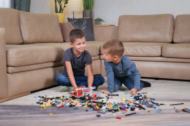 İki kardeş oynar ve gülümser. Yüksek kalite fotoğraf