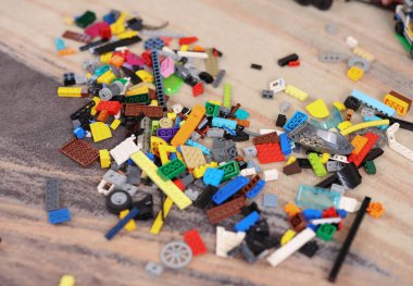 Dağınık çocuk tasarımcısı halının üzerinde yatıyor. Yüksek kalite fotoğraf