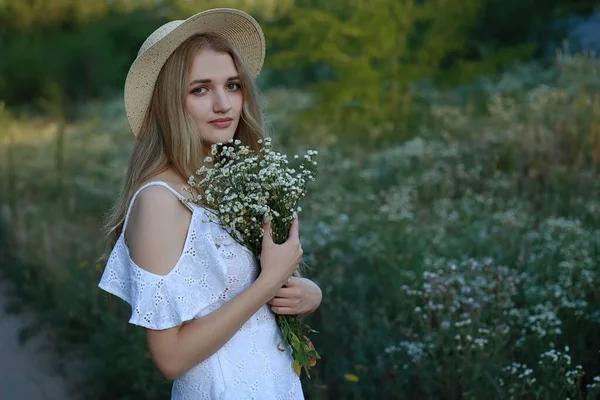 Young Girl Hat Looks Camera Holds Bouquet Flowers High Quality — стоковое фото