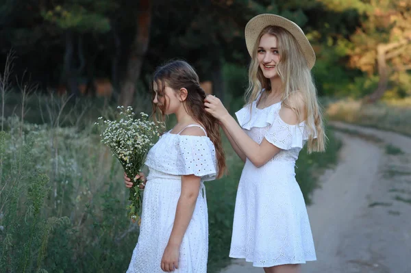 Older Sister Braiding Younger Sisters Hair High Quality Photo — Stock Photo, Image