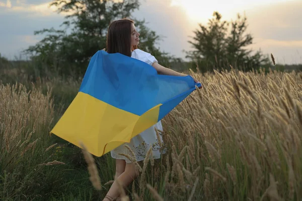 Κορίτσι Τρέχει Στον Ήλιο Σημαία Της Ουκρανίας Υψηλής Ποιότητας Φωτογραφία — Φωτογραφία Αρχείου