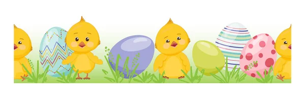 Bordo senza cuciture con simpatici polli gialli, uova di Pasqua colorate su erba verde giovane. — Vettoriale Stock