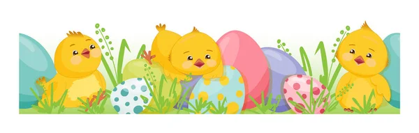 Kusursuz sınır. Pürüzsüz desenli şirin sarı tavuklar, genç yeşil çimlerde renkli Paskalya yumurtaları..
