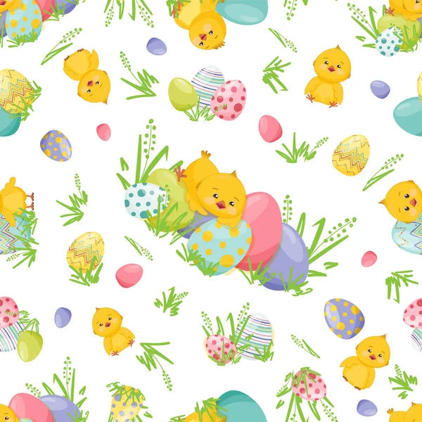 Luminoso modello vettoriale senza soluzione di continuità con uova di Pasqua colorate e polli divertenti, carini, soffici, gialli, su uno sfondo bianco. — Vettoriale Stock