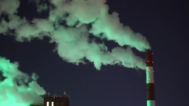 工場からの二酸化炭素排出量と夜の工業都市の煙突からの緑の煙 — ストック動画