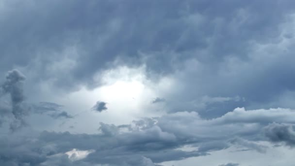 白天,巨大的积雨云在旋转.随着时间的流逝，放松的天气戏剧性的美丽氛围背景 — 图库视频影像