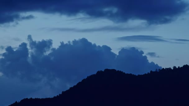 Varázslatos kék felhők kavarognak a hegy felett naplementekor. Timelapse, relaxáció időjárás drámai szépség légkör háttér — Stock videók