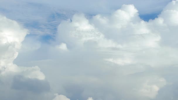 Красиві пухнасті кумули блакитні хмари співають у блакитному небі, вдень. Timelapse, релаксація погода драматична краса атмосфера фон — стокове відео
