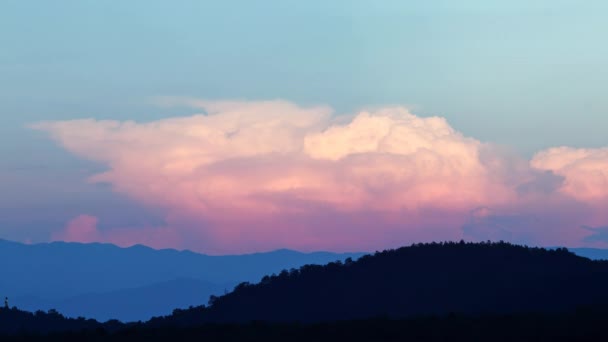 Awan biru dan jingga ajaib berputar di atas gunung saat matahari terbenam. Waktu berlalu, relaksasi cuaca dramatis keindahan latar belakang suasana — Stok Video