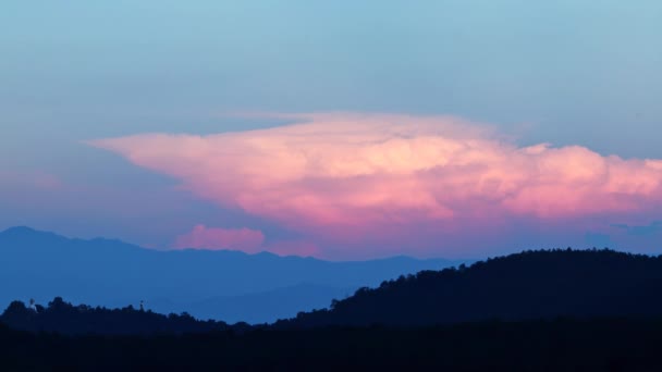 Nubes mágicas azules y anaranjadas giran sobre la montaña al atardecer. Timelapse, relajación clima belleza dramática atmósfera fondo — Vídeos de Stock