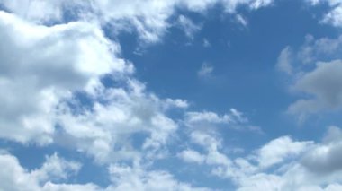Sersemletici kümülüs bulutları gündüzleri dönüyor. Zaman ayarlı, rahatlama havası dramatik güzellik arka planı