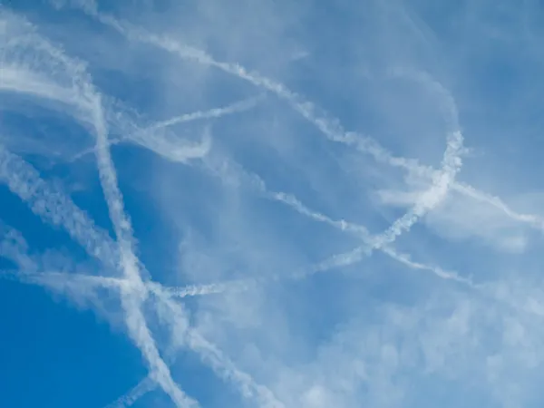 Cielo azul con nubes y pista de aviones — Foto de Stock