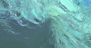 Su tünelinden geçeceğiz. Borudaki tünelde yavaş bir su akışı. Yüksek kaliteli resim