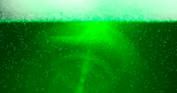 聖パトリックの日グリーンビールの背景とレンズフレア お祝いのパブパーティーイベントのために 3Dレンダリング ループ4K — ストック動画