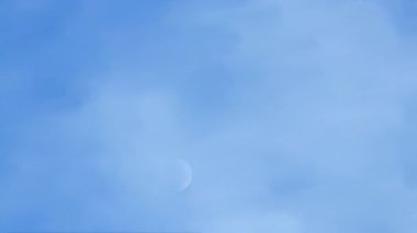 Gün batımında kabarık kümülüs bulutları döner. Zaman atlaması, rahatlamanın dramatik güzelliği atmosfer rahatlaması arka planda dönen kümülüs bulutları. Yüksek kalite 4k görüntü