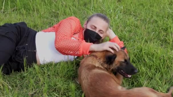 Una Joven Rubia Con Una Trenza Con Una Sudadera Naranja — Vídeos de Stock