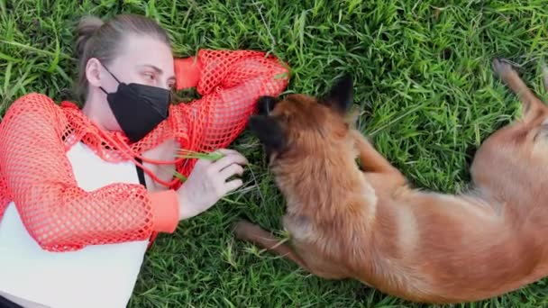 Una Joven Rubia Con Una Trenza Con Una Sudadera Naranja — Vídeos de Stock