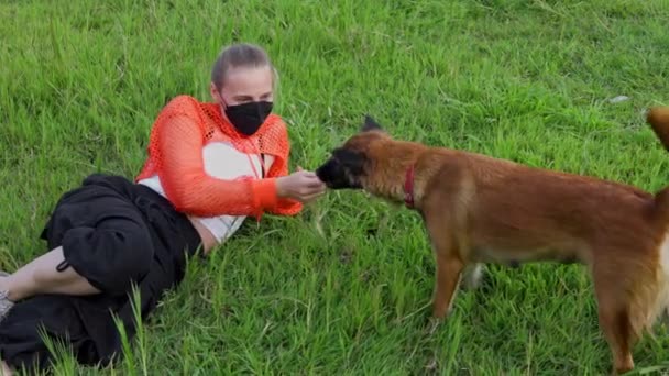 Saçlı Turuncu Kapüşonlu Yüzünde Maske Olan Sarışın Bir Kadın Kırmızı — Stok video