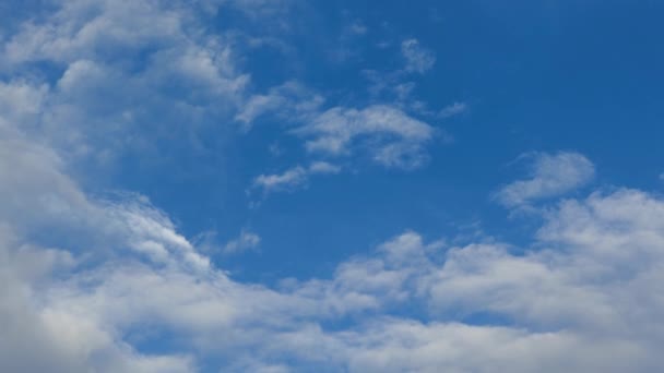Синее Небо Белые Облака Замедленное Движение Кучевые Облака Белый Фон — стоковое видео