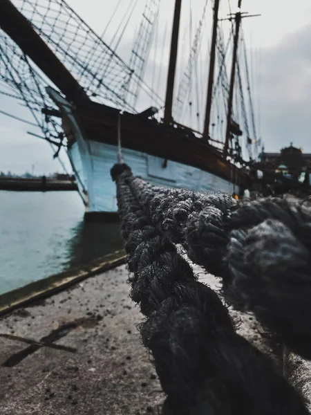 Ein Schiff Anleger Mit Einem Schwerpunkt Seile Mit Einem Fokus — Stockfoto