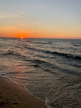 Sahilde gün batımı.