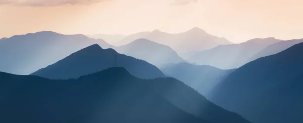 Gama Montanhas Com Silhuetas Visíveis Através Névoa Colorida Manhã — Fotografia de Stock