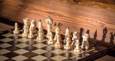 Satranç tahtasındaki beyaz satranç oyuncuları