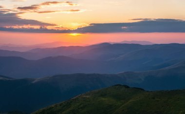 Güzel gökyüzü ve gün batımından sonra dağın katmanları.