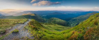 Güneş ışığıyla güzel bir akşam. Dağlardaki güzel yaz manzarası.