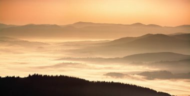 Karpatlar 'da güzel bir gün doğumu. Güneş doğarken tepe çizgisi. Güzel doğal manzara. Canlı bir fotoğraf. Panoramik görünüm.