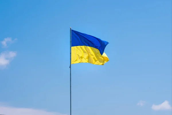 Флаг Украины Изолирован Голубом Небе Крупный План Размахивания Флагом Украины — стоковое фото