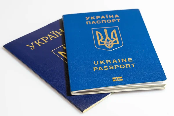 Beyaz arka planda izole edilmiş Ukrayna pasaportu.