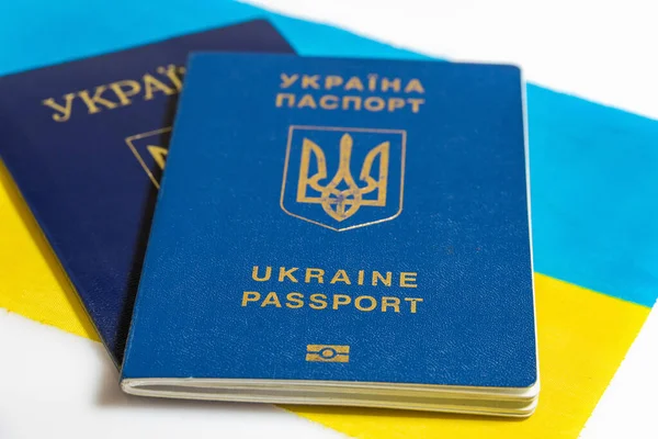 Beyaz arka planda izole edilmiş Ukrayna pasaportu.