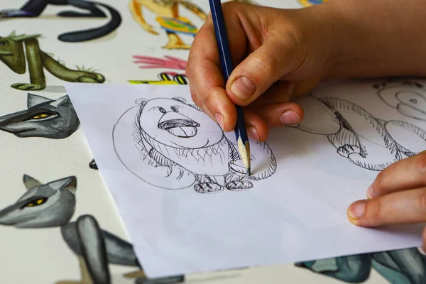 Animator Tekent Met Een Potlood Tekent Personages Uit Tekenfilms Strips — Stockfoto