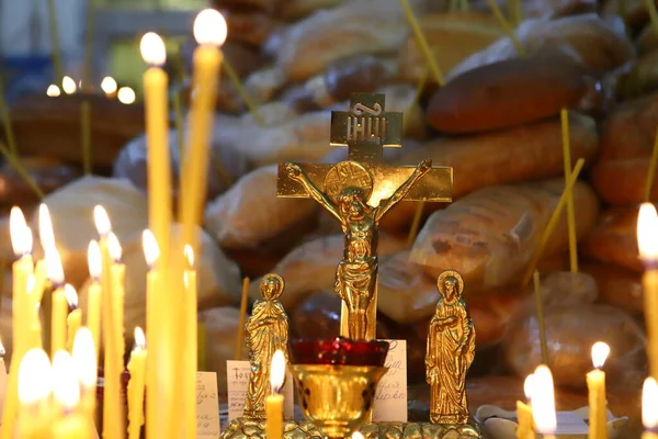 Funeraria Liturgia Fúnebre Iglesia Ortodoxa Cristianos Encienden Velas Delante Cruz — Foto de Stock