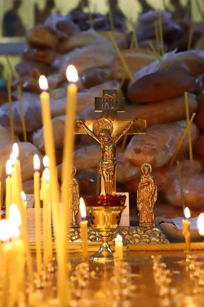 Funeraria Liturgia Fúnebre Iglesia Ortodoxa Cristianos Encienden Velas Delante Cruz —  Fotos de Stock