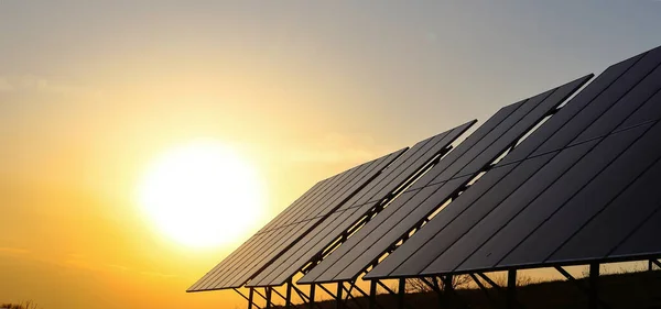 Baterías Fotovoltaicas Atardecer Naranja Paneles Solares Concepto Energía Alternativa —  Fotos de Stock