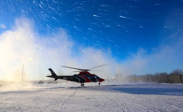 乌克兰Ternopil地区 2021 直升机起飞着陆 阳光灿烂的冬日在田野里 暴风雪 有选择的重点 — 图库照片