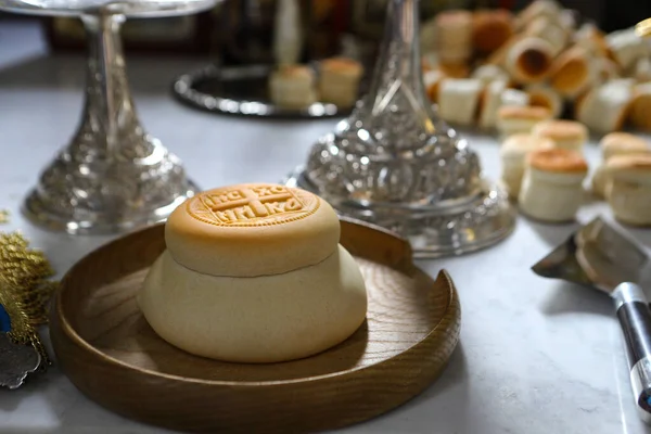 Ortodoks ibadeti sırasında kullanılan Proskura 'nın ayinsel ekmeği Ortodoks Kilisesi' nin mihrabına konuyor. Kutsal Komünyon için hazırlık. Ortodoksluk kavramı.