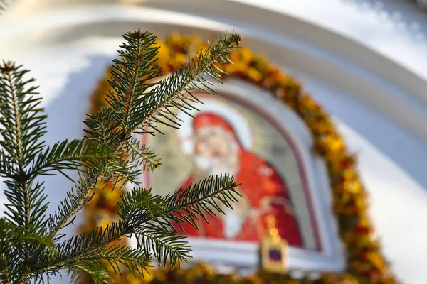 Ramo Árvore Natal Fundo Ícone Ortodoxo Cruz Igreja Ortodoxa Inverno — Fotografia de Stock