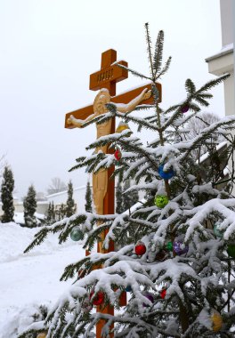 Ortodoks haçının arka planında haçla süslenmiş Noel ağacı dalı. Ortodoks Kilisesi. Kış Noel 'dir. Ortodoksluk kavramı.