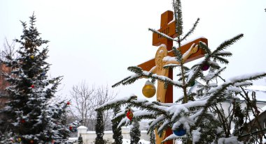 Ortodoks haçının arka planında haçla süslenmiş Noel ağacı dalı. Ortodoks Kilisesi. Kış Noel 'dir. Ortodoksluk kavramı.