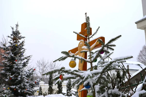 Ortodoks haçının arka planında haçla süslenmiş Noel ağacı dalı. Ortodoks Kilisesi. Kış Noel 'dir. Ortodoksluk kavramı.
