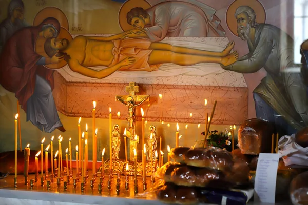 Pamięć Zmarłych Świece Tle Chrystusa Krucyfiksem Freskiem Kościelnym Płoną Świeczniku — Zdjęcie stockowe